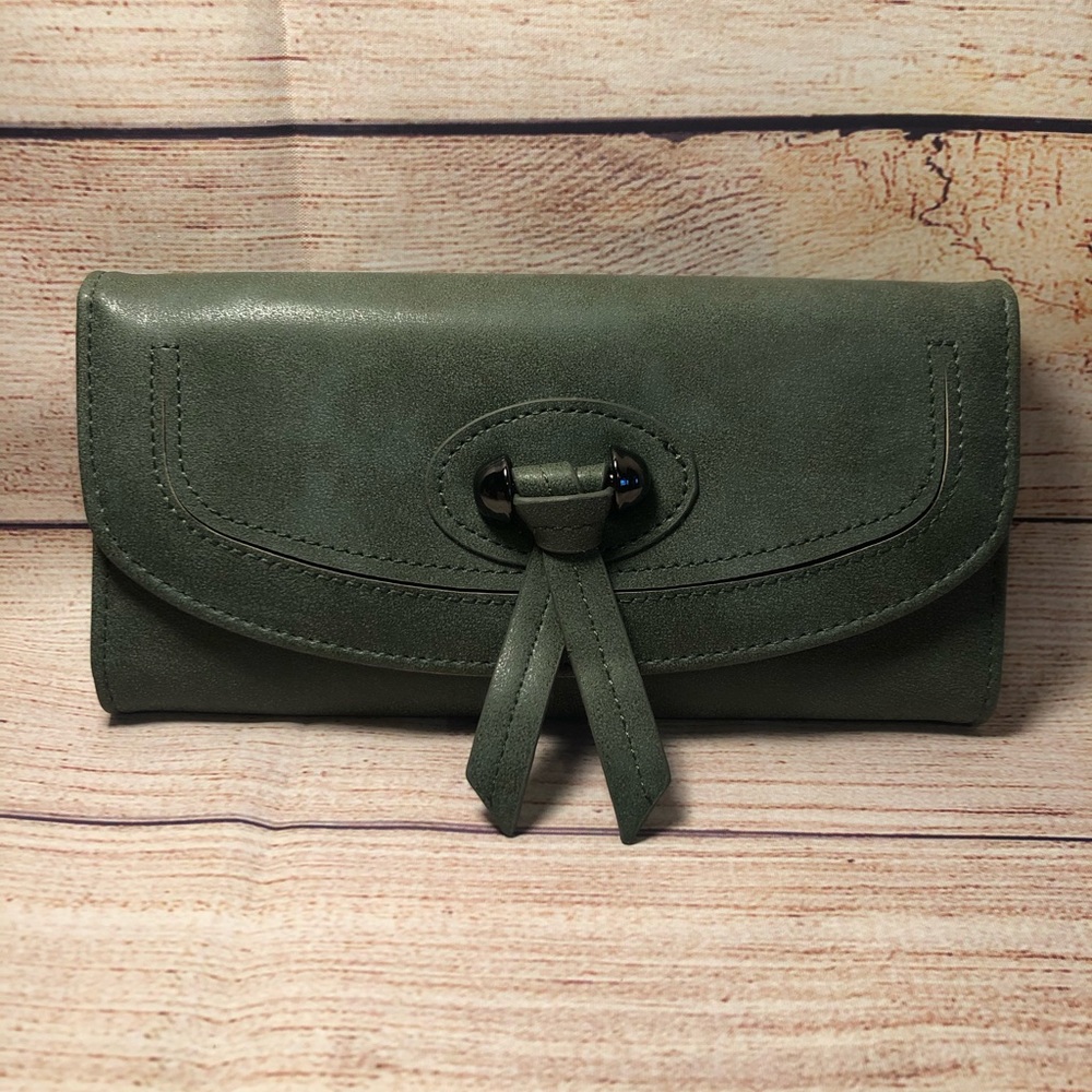 🍀 Women’s olive green knotted wallet